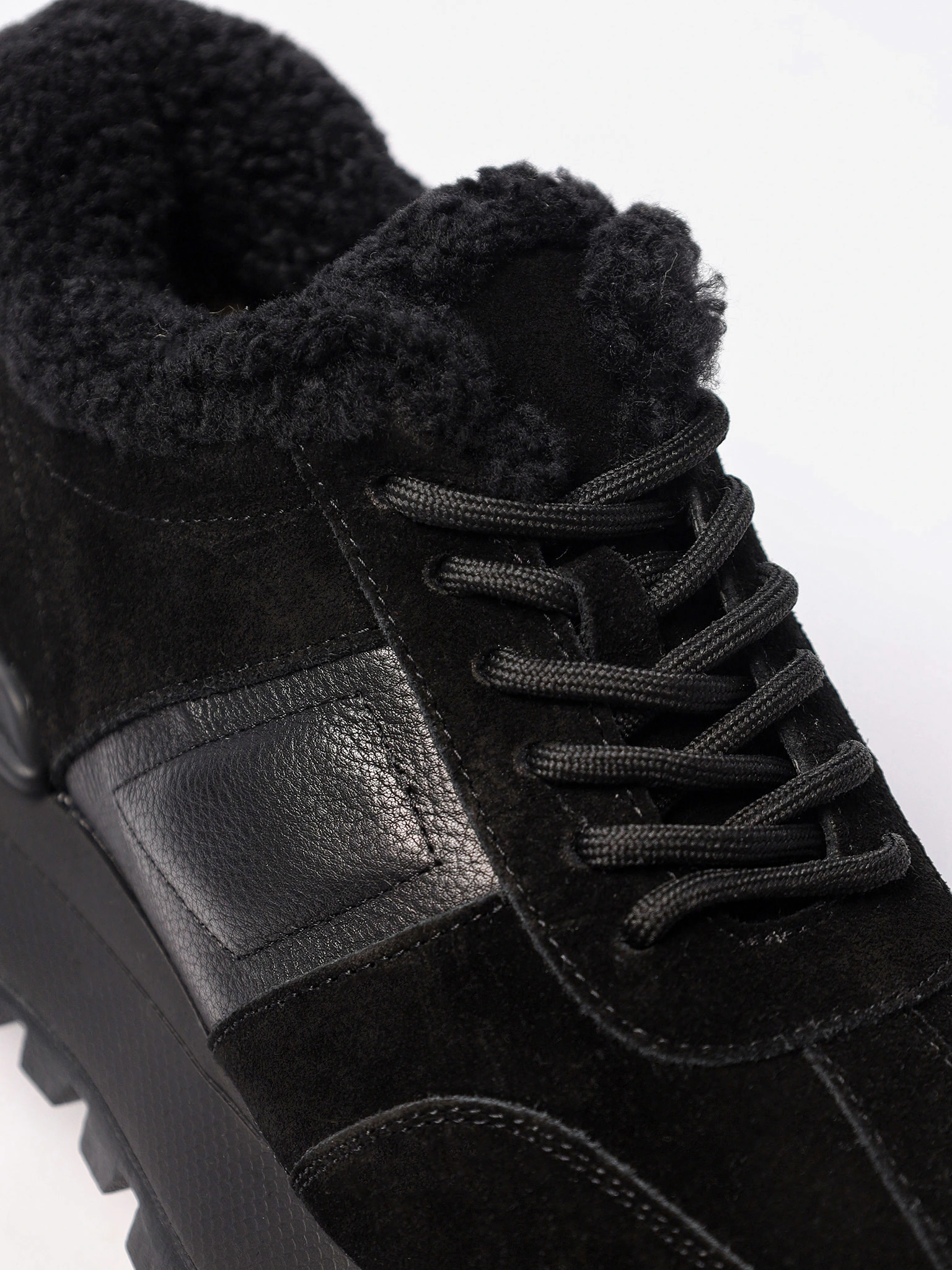 Кроссовки комбинированные черного цвета на рельефной подошве